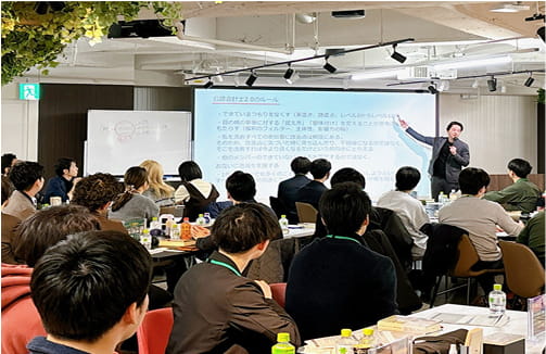 広いスペースで開催されている講義の様子