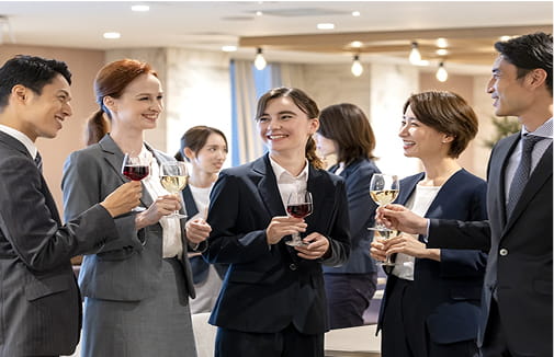 グラスを持って歓談している様子